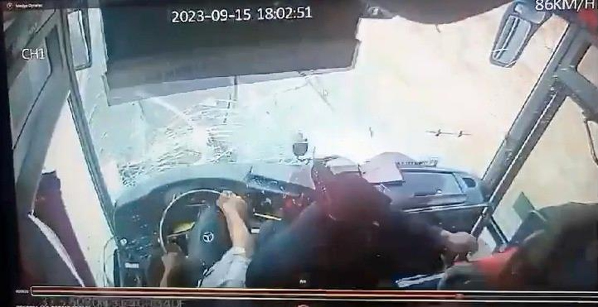 Antalya\'da otobüs-otomobil çarpışması: 1 ölü, 5 yaralı