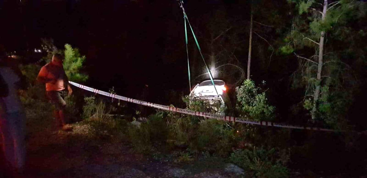 Alanya\'da şarampole yuvarlanan araçta genç birinin cesedi bulundu