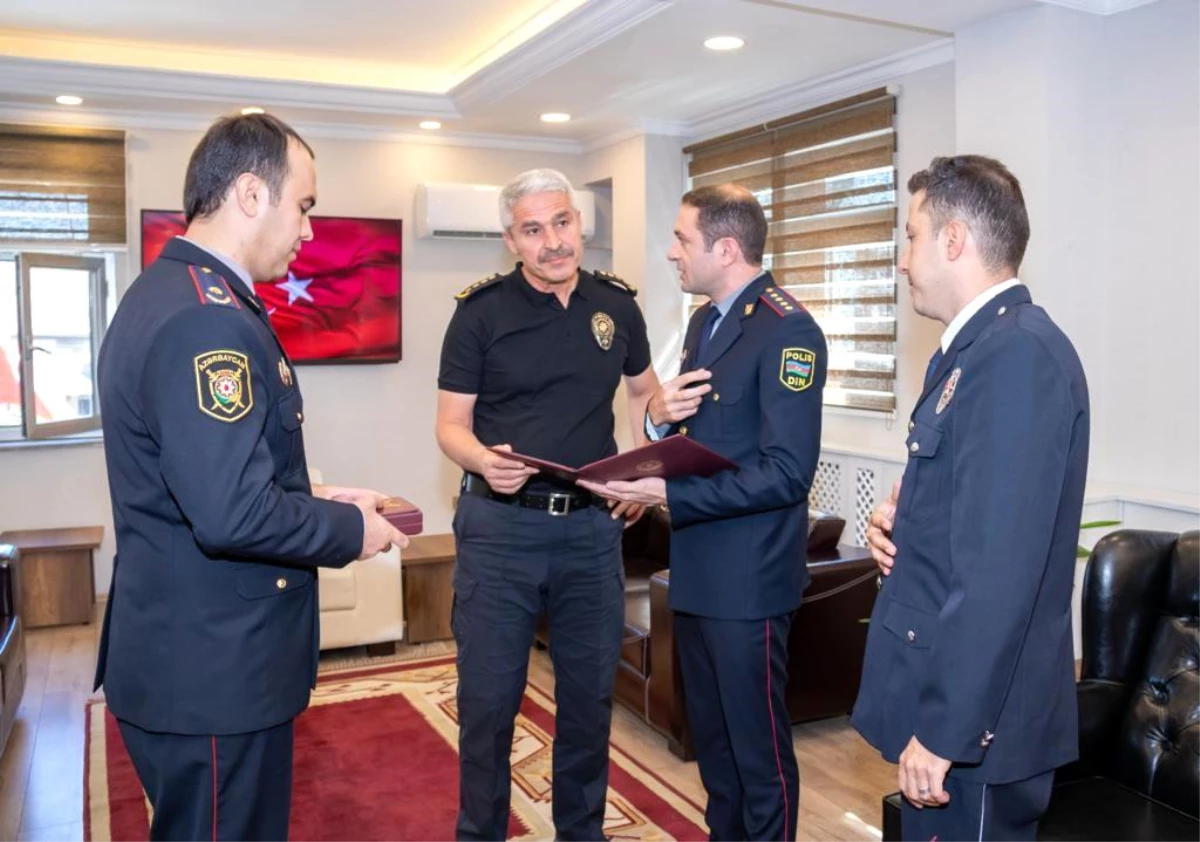 Azerbaycan bayrağını öpen polis memuruna madalya ödülü