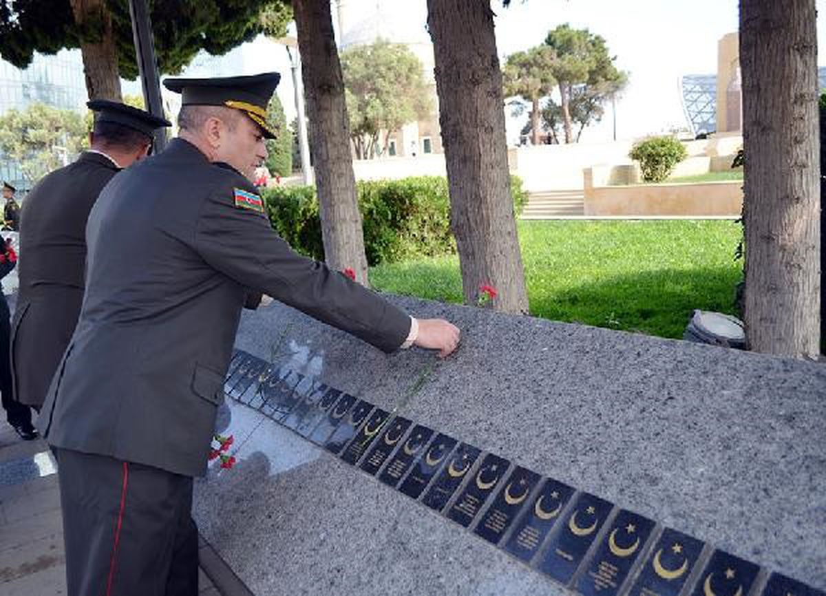 Azerbaycan Savunma Bakanlığı Türk Şehitliklerini Ziyaret Etti