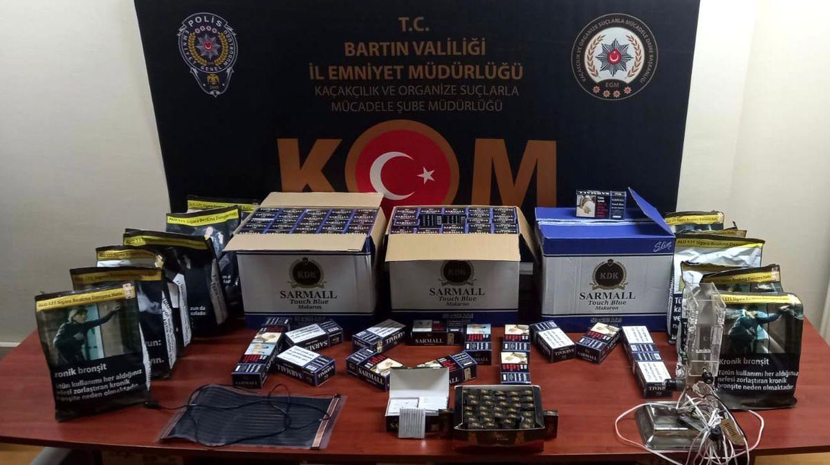 Bartın\'da 23 Bin 600 Paket Bandrolsüz ve Sahte Bandrollü Makoron Sigara Ele Geçirildi