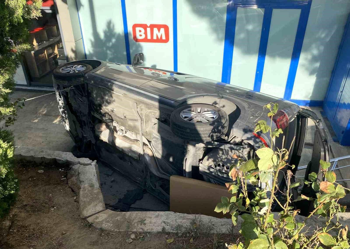 Beylikdüzü\'nde yaşlı adamın aracı iş merkezi bahçesine düştü