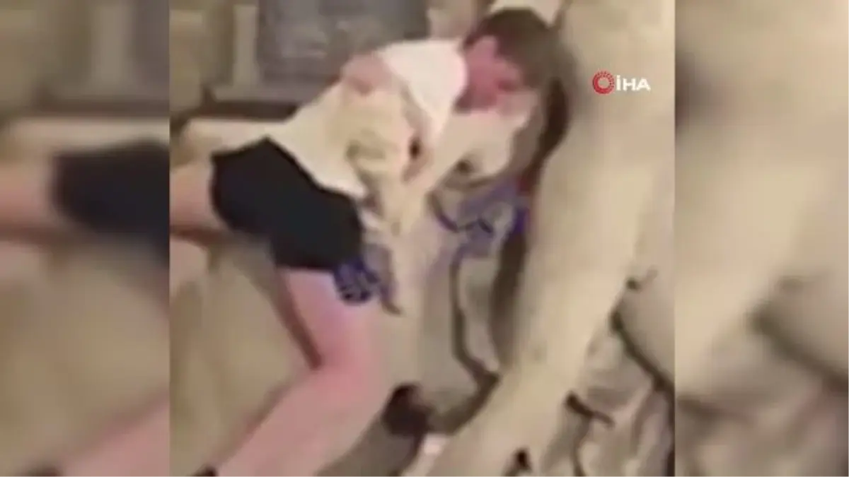 Brüksel\'de Alkollü Turist Heykelin Kolunu Kırdı