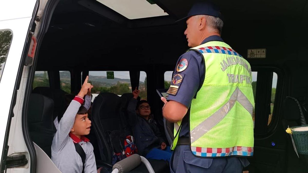 Burdur İl Jandarma Komutanlığı Okul Servisleri Denetiminde Kuralları İhlal Eden Sürücülere Cezai İşlem Uyguladı
