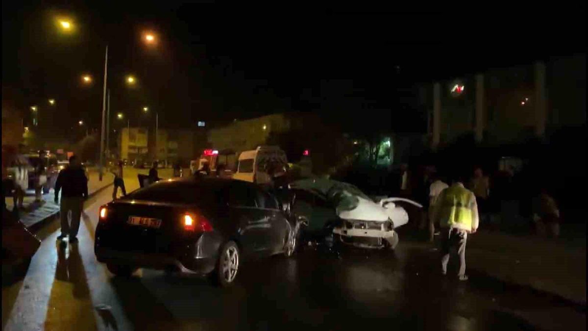 Bursa\'da Kafa Kafaya Çarpışan Araçlarda 2 Yaralı