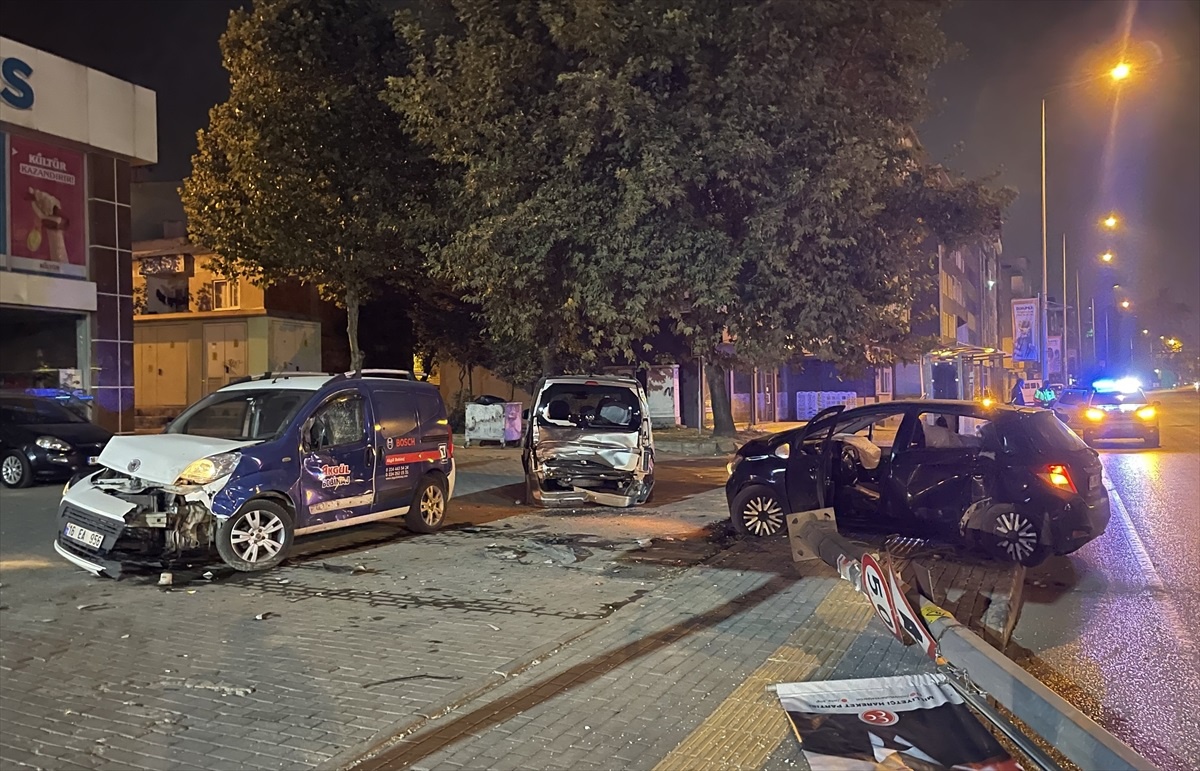 Bursa\'da kaza: Otomobil elektrik direğine ve park halindeki araçlara çarptı, sürücü yaralandı