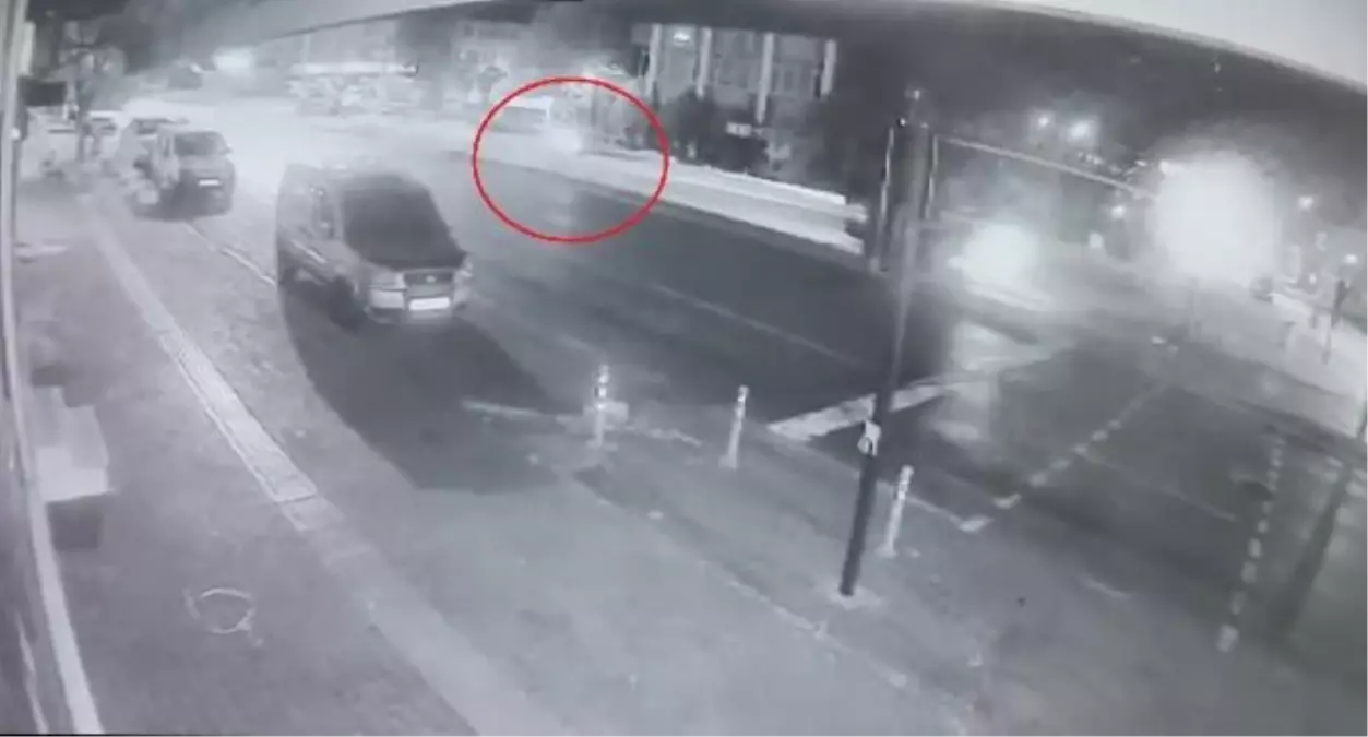 Bursa'da Otomobillerin Çarpıştığı Kaza Güvenlik Kamerasında