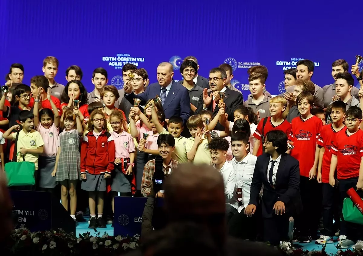 Cumhurbaşkanı Erdoğan: "(Ücretli öğretmenler ve usta öğreticiler) Böylece aylık ücretlerinde 2023 yılında yüzde 91 oranında artış yapmış olacağız."