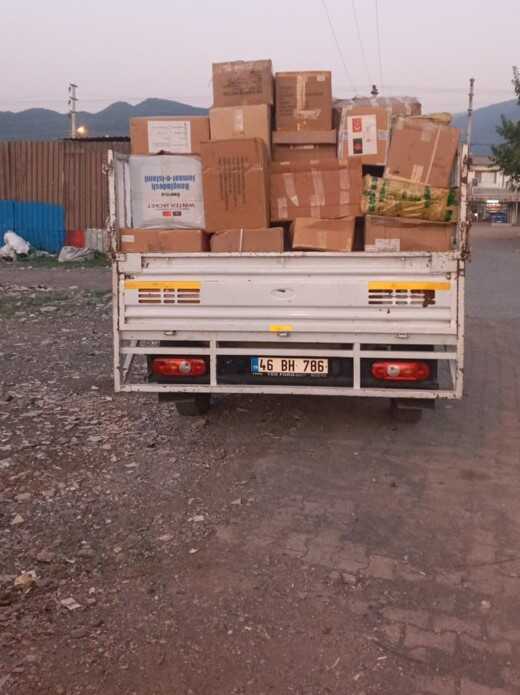 Depremzedelere yardım malzemelerine el konuldu