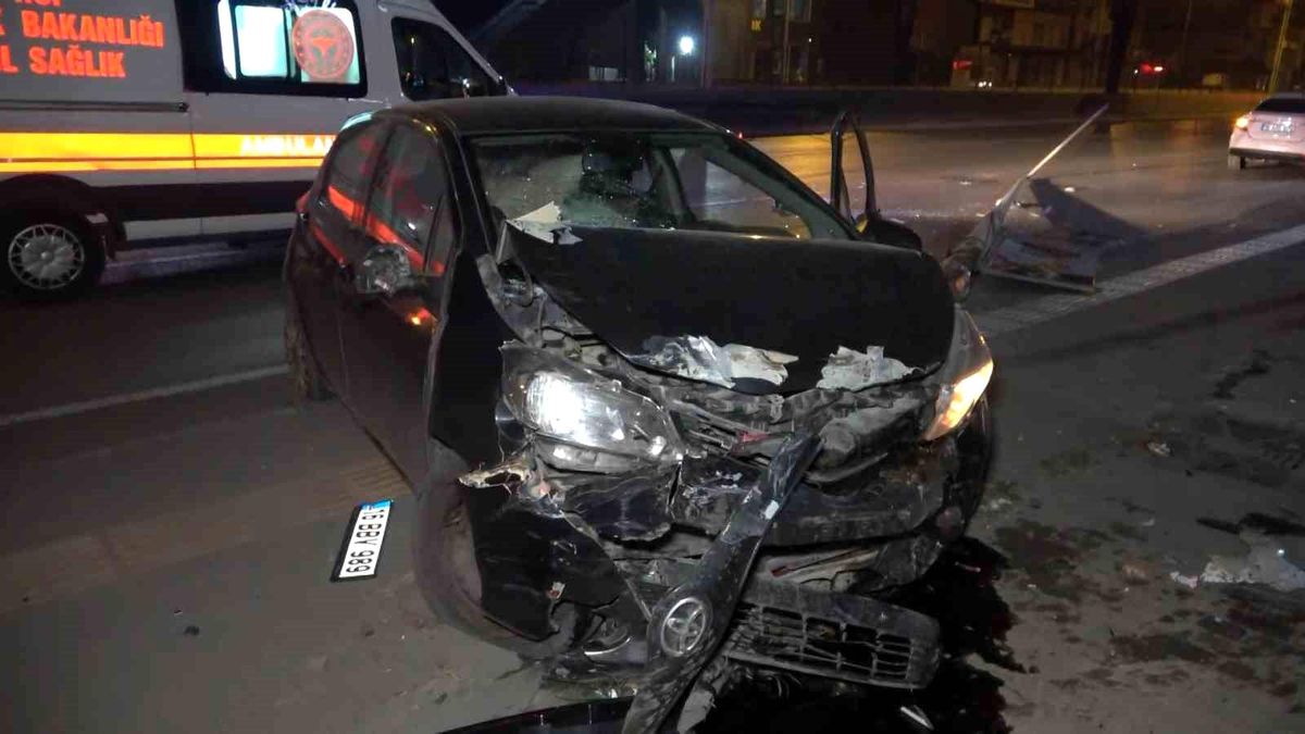 Bursa\'da araç direksiyon hakimiyetini kaybederek park halindeki araçlara ve elektrik direğine çarptı