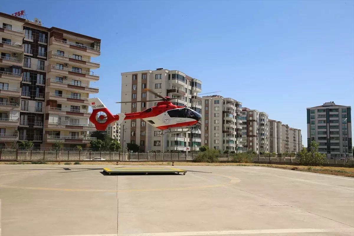 Diyarbakır\'da felç geçiren yaşlı kadın ambulans helikopterle hastaneye ulaştırıldı