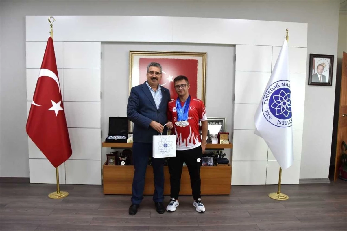 Down sendromlu milli atlet Emirhan Akçakoca, NKÜ Rektörü\'nü ziyaret etti