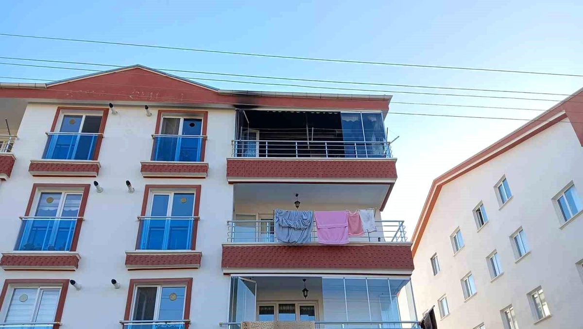 Ankara\'da elektrik tesisatının arızalanması sonucu çıkan yangında bir daire kullanılamaz hale geldi