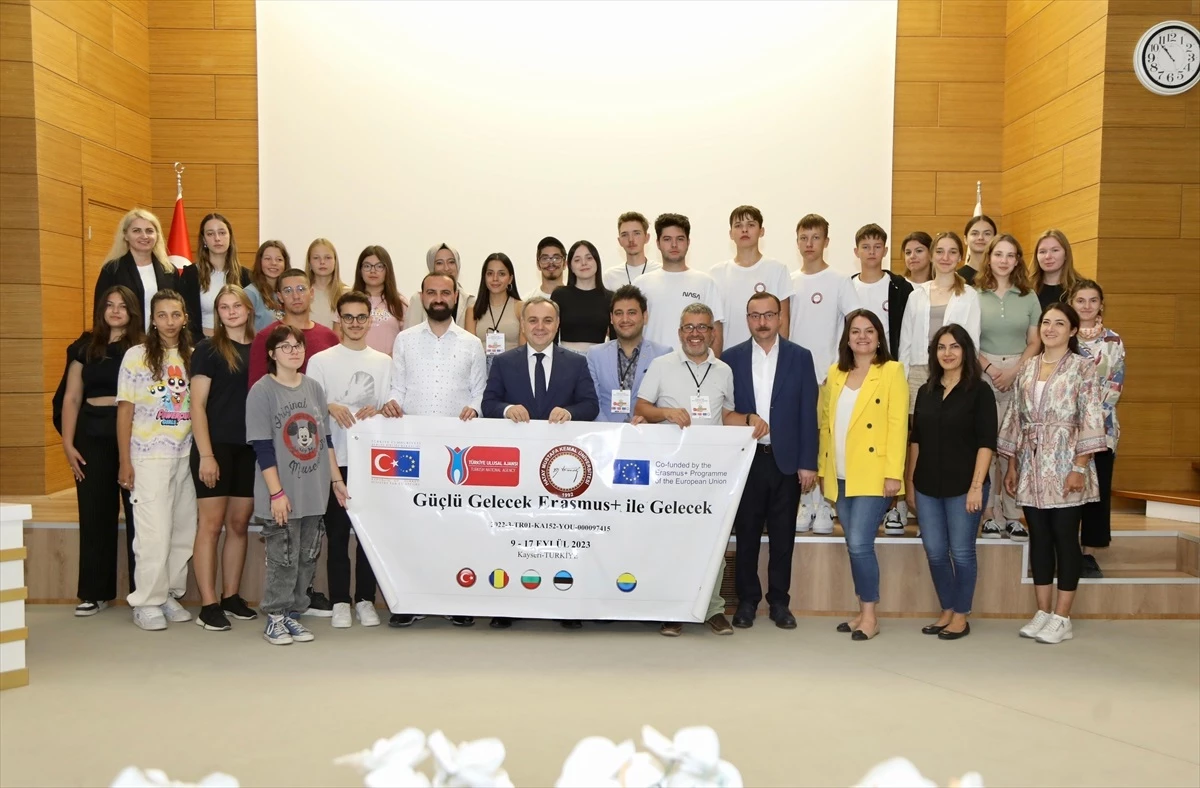 ERÜ Rektörü Prof. Dr. Fatih Altun, Erasmus+ Gençlik Değişim Programı kapsamında öğrencilerle buluştu