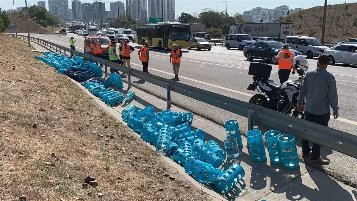 Eyüpsultan\'da Kamyonun Çarptığı Damacanalar Trafiği Aksattı