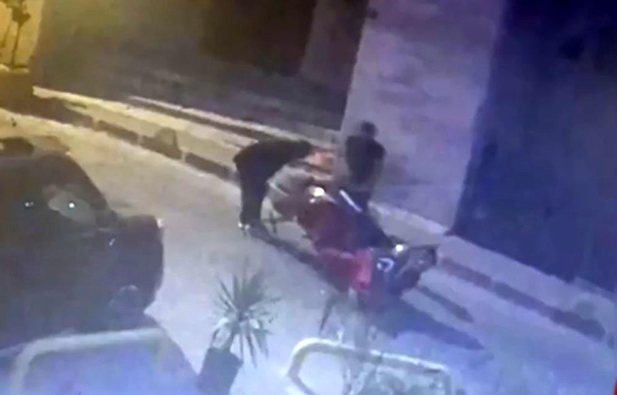 Fatih\'te Şüpheliler Motosikleti El Arabasına Yükleyerek Kayıplara Karıştı