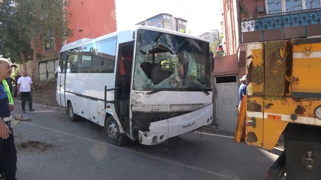 Gölcük'te freni boşalan işçi servisi anne ve kızına çarptı: 2 ölü, 6 yaralı