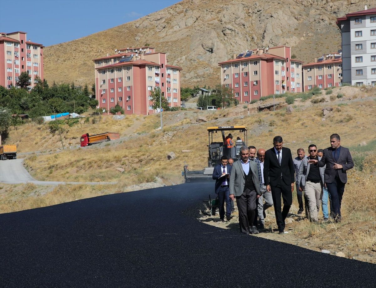 Hakkari\'de Bedensel Engelli Kadının Yolu Asfaltlandı