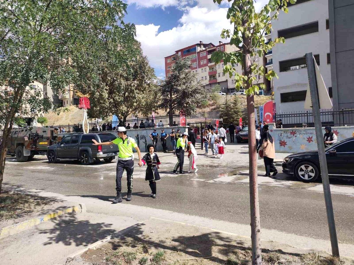 Hakkari\'de Okul Servislerine Trafik Denetimleri Arttırıldı