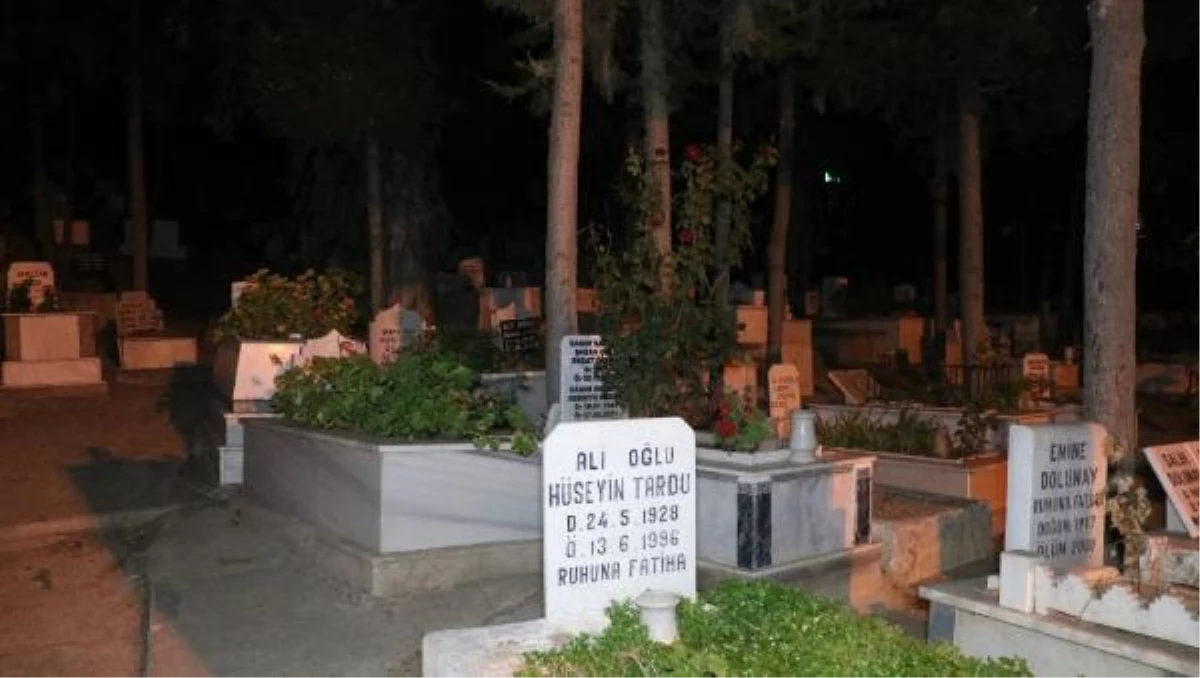 İzmir\'de mezarlıkta terk edilen 1 günlük bebek bulundu