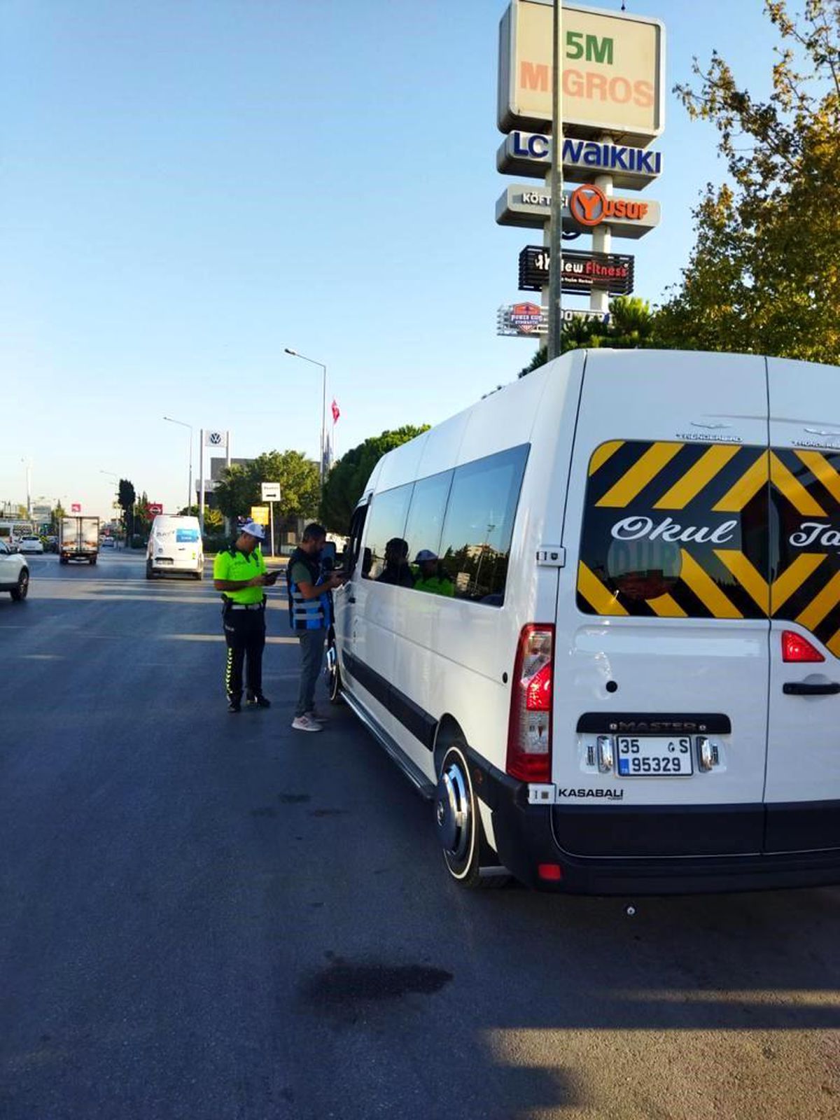İzmir\'de Okul Servislerine Denetim: 124 Sürücüye Ceza Kesildi, 21 Servis Trafikten Men Edildi