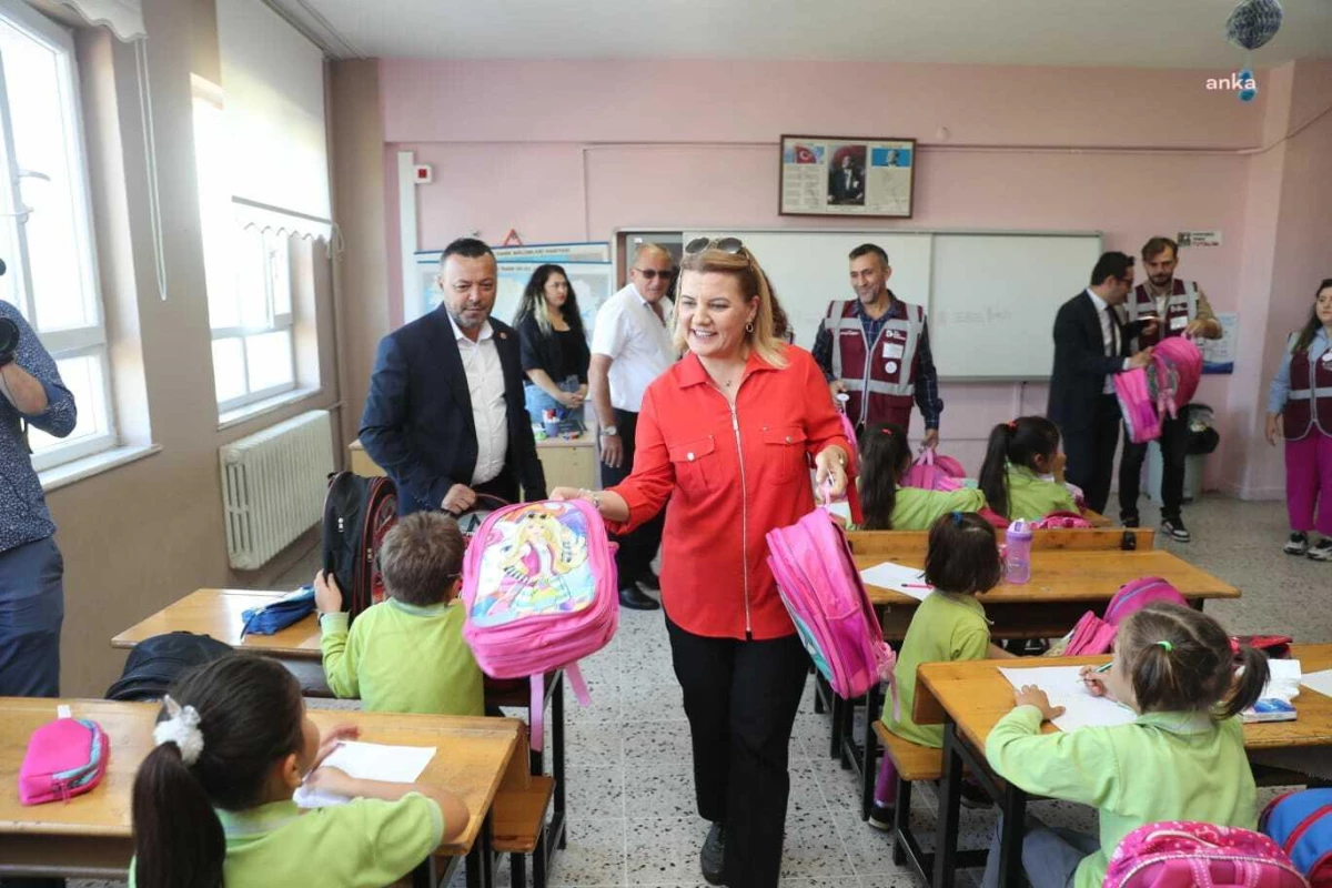 İzmit Belediye Başkanı Fatma Kaplan Hürriyet, Hakkaniye İlkokulu ve Ortaokulu öğrencilerini ziyaret etti
