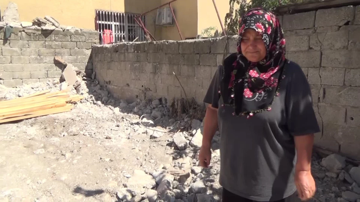 Depremde evi yıkılan engelli kadın çaresiz kaldı