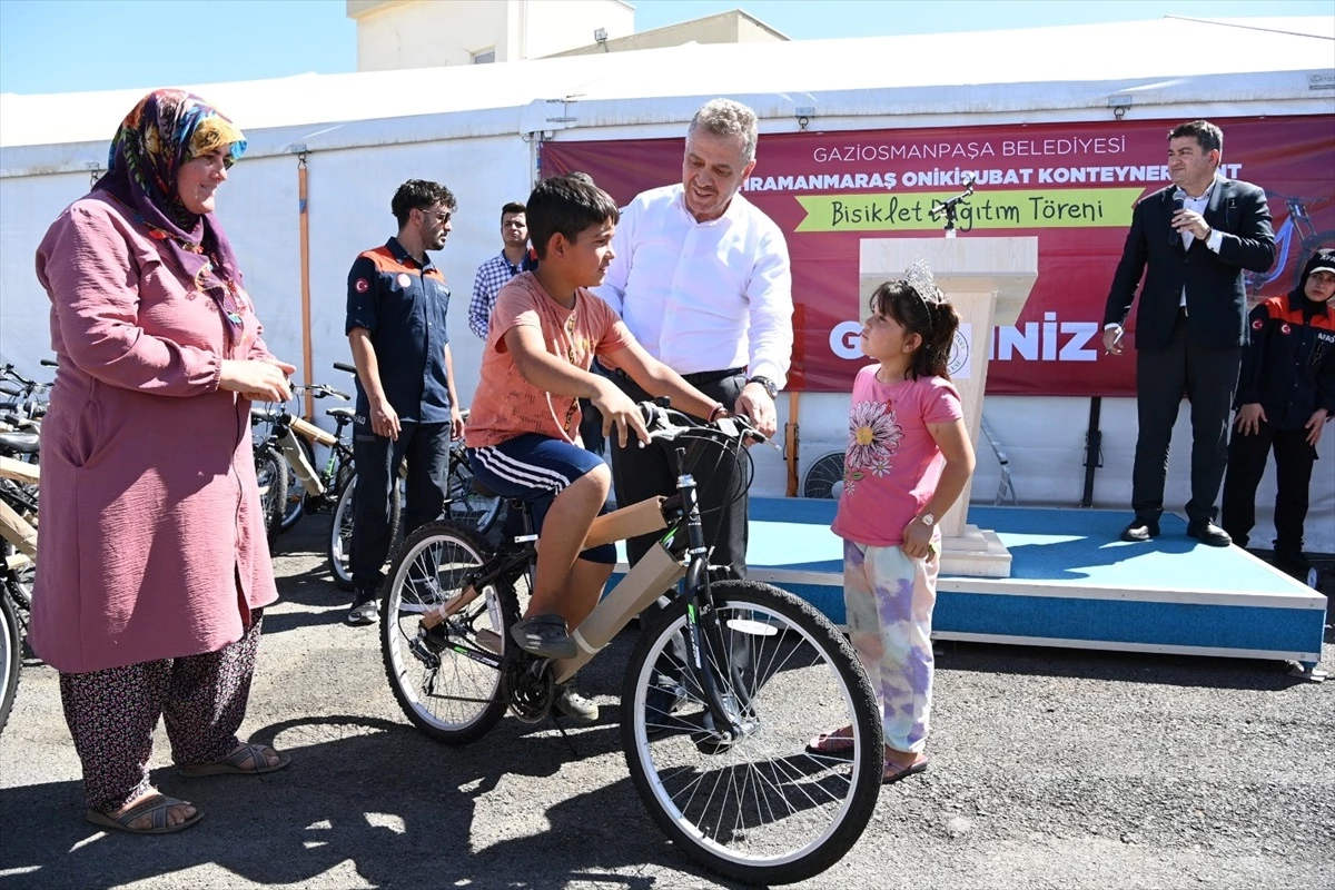İstanbul Gaziosmanpaşa Belediyesi, Kahramanmaraş\'taki depremzedelere bisiklet dağıttı