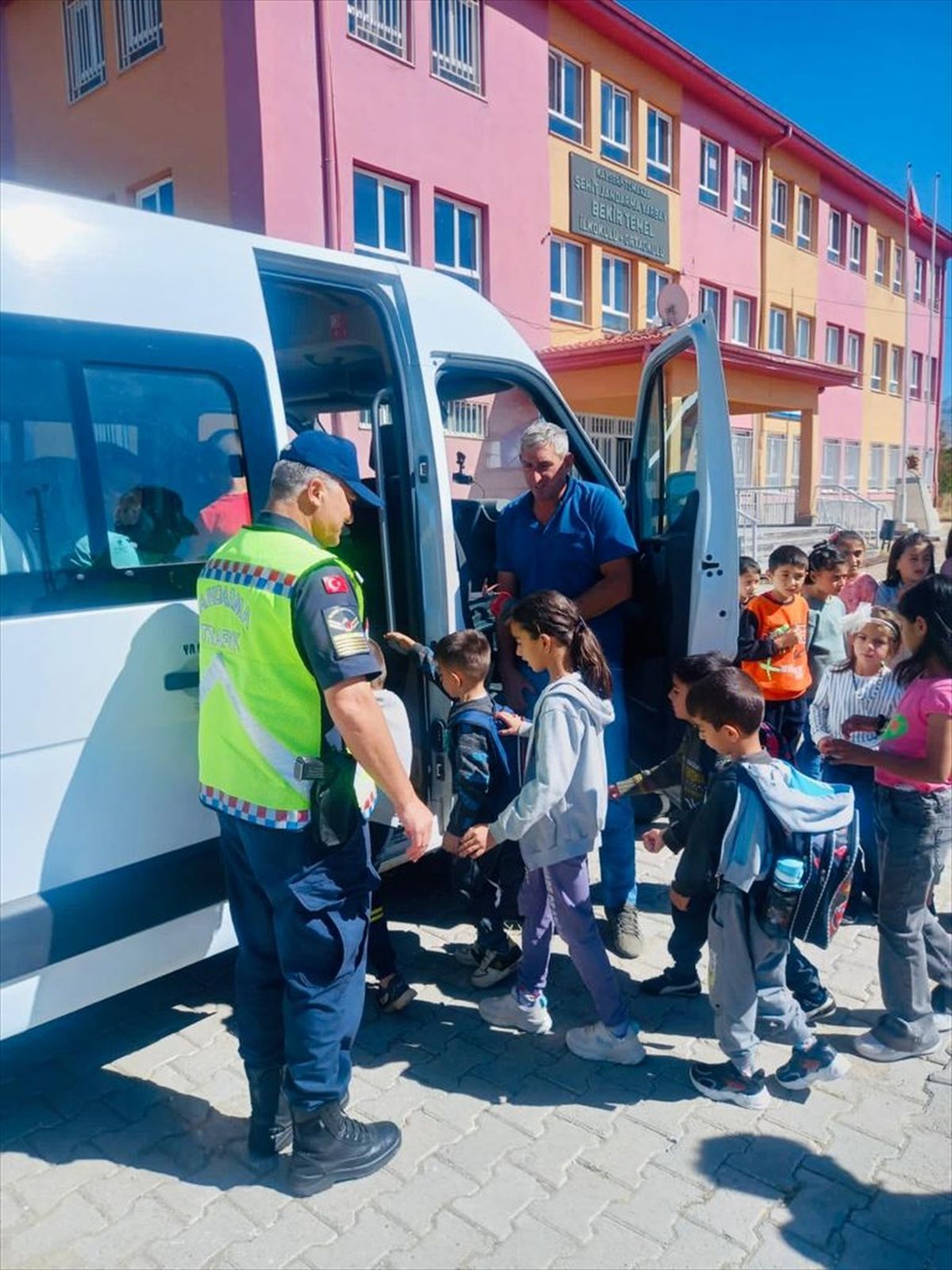 Kayseri\'de Jandarma Ekipleri Okul Servis Araçlarını Denetledi