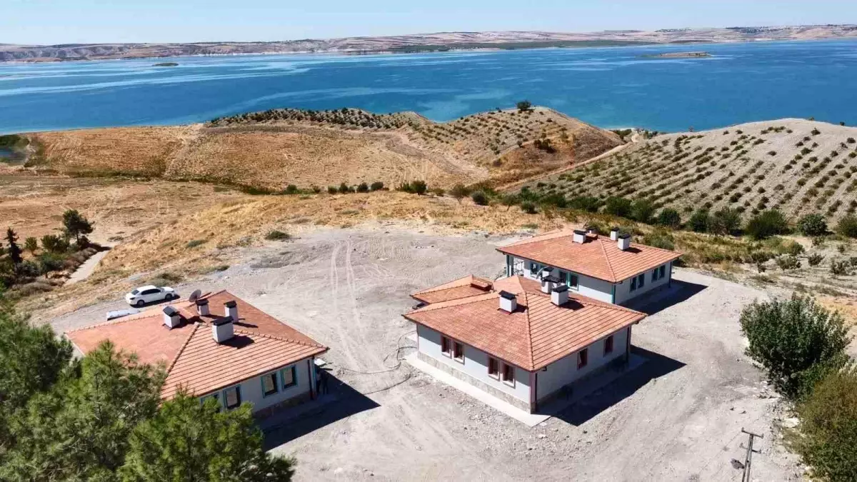 Adıyaman\'da Depremzedelere Köy Evleri Yapılıyor