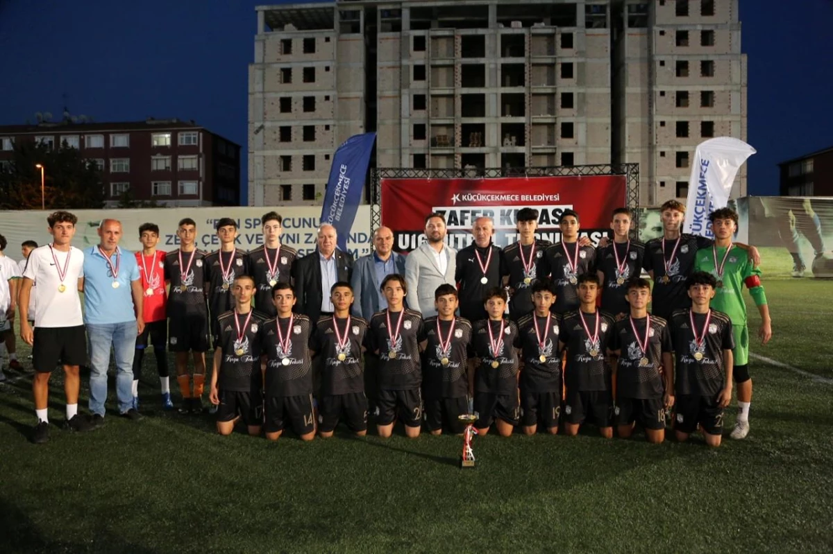 Kanaryaspor, 30 Ağustos Zafer Kupası U-16 Futbol Turnuvası\'nın Şampiyonu Oldu