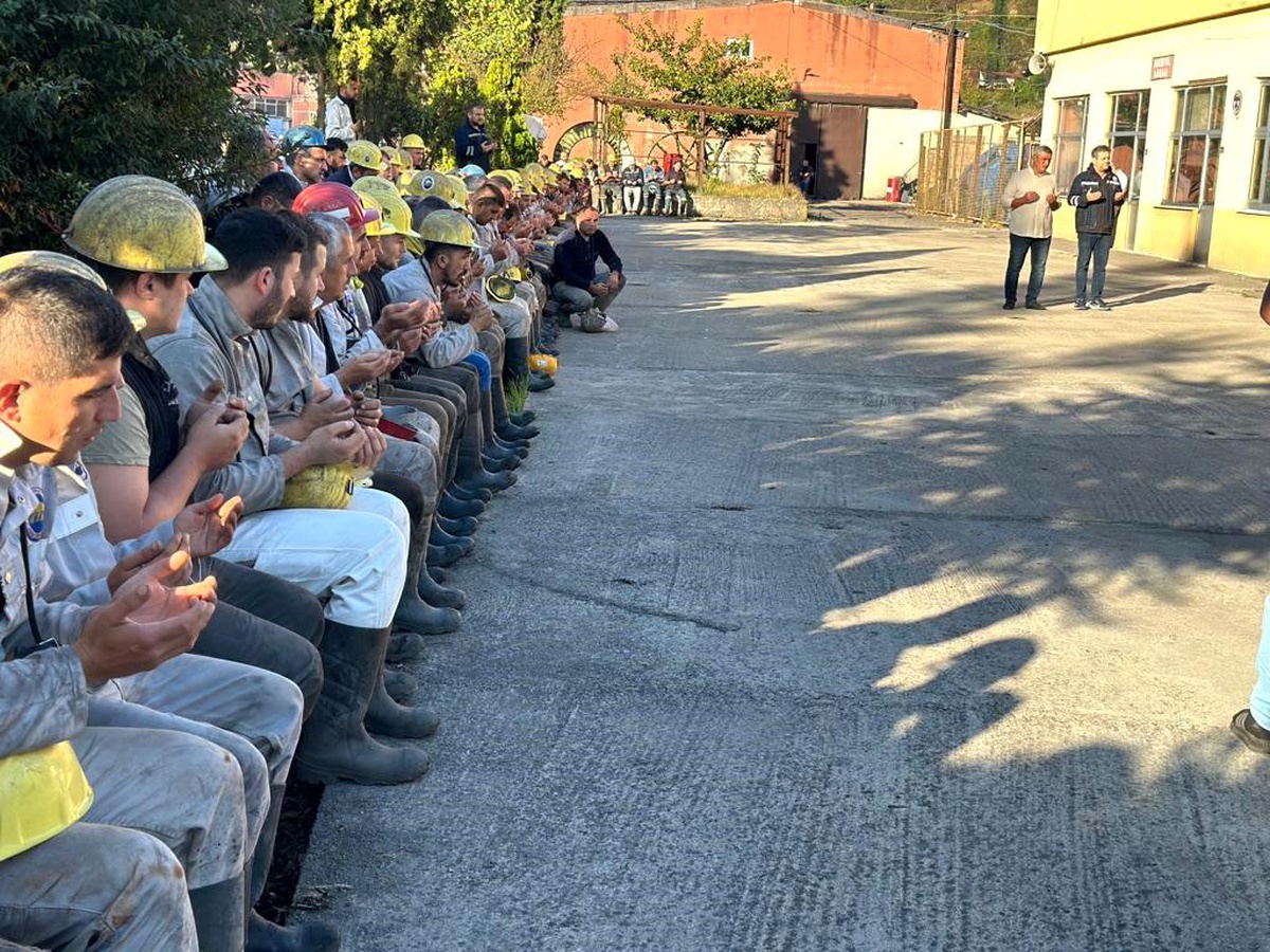 Madenciler, göçükte kaybettikleri maden şehidi için Kur\'an-ı Kerim okuttu