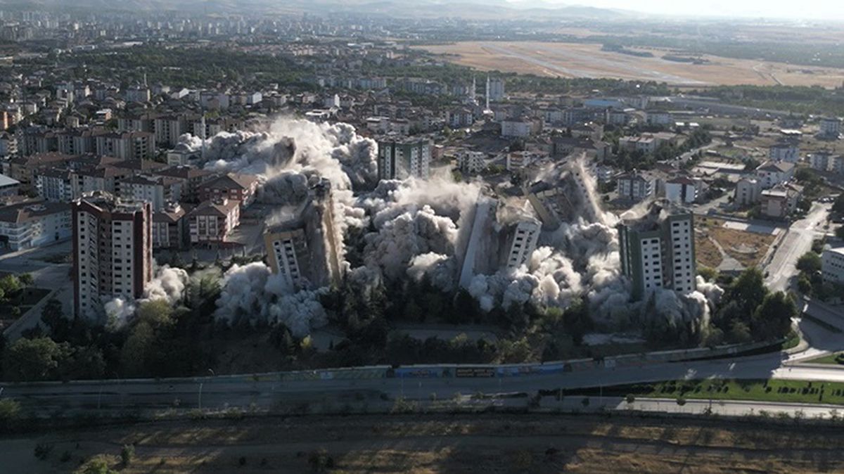 Malatya\'da depremlerde ağır hasar alan 9 bina aynı anda dinamitle patlatılarak yıkıldı