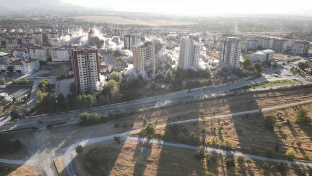 Malatya'da Depremde Hasar Alan 15 Katlı 9 Bina Patlatıldı Malatya'da Depremde Hasar Alan 15 Katlı 9 Bina Patlatıldı