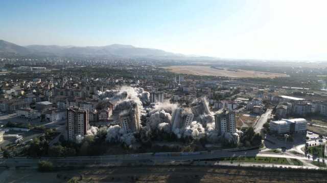 Malatya'da Depremde Hasar Alan 15 Katlı 9 Bina Patlatıldı Malatya'da Depremde Hasar Alan 15 Katlı 9 Bina Patlatıldı