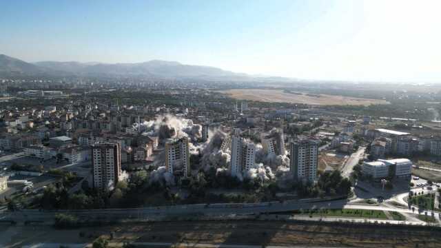 Malatya'da Depremde Hasar Alan 15 Katlı 9 Bina Patlatıldı Malatya'da Depremde Hasar Alan 15 Katlı 9 Bina Patlatıldı