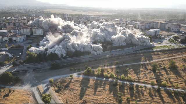 Malatya'da Depremde Hasar Alan 15 Katlı 9 Bina Patlatıldı Malatya'da Depremde Hasar Alan 15 Katlı 9 Bina Patlatıldı