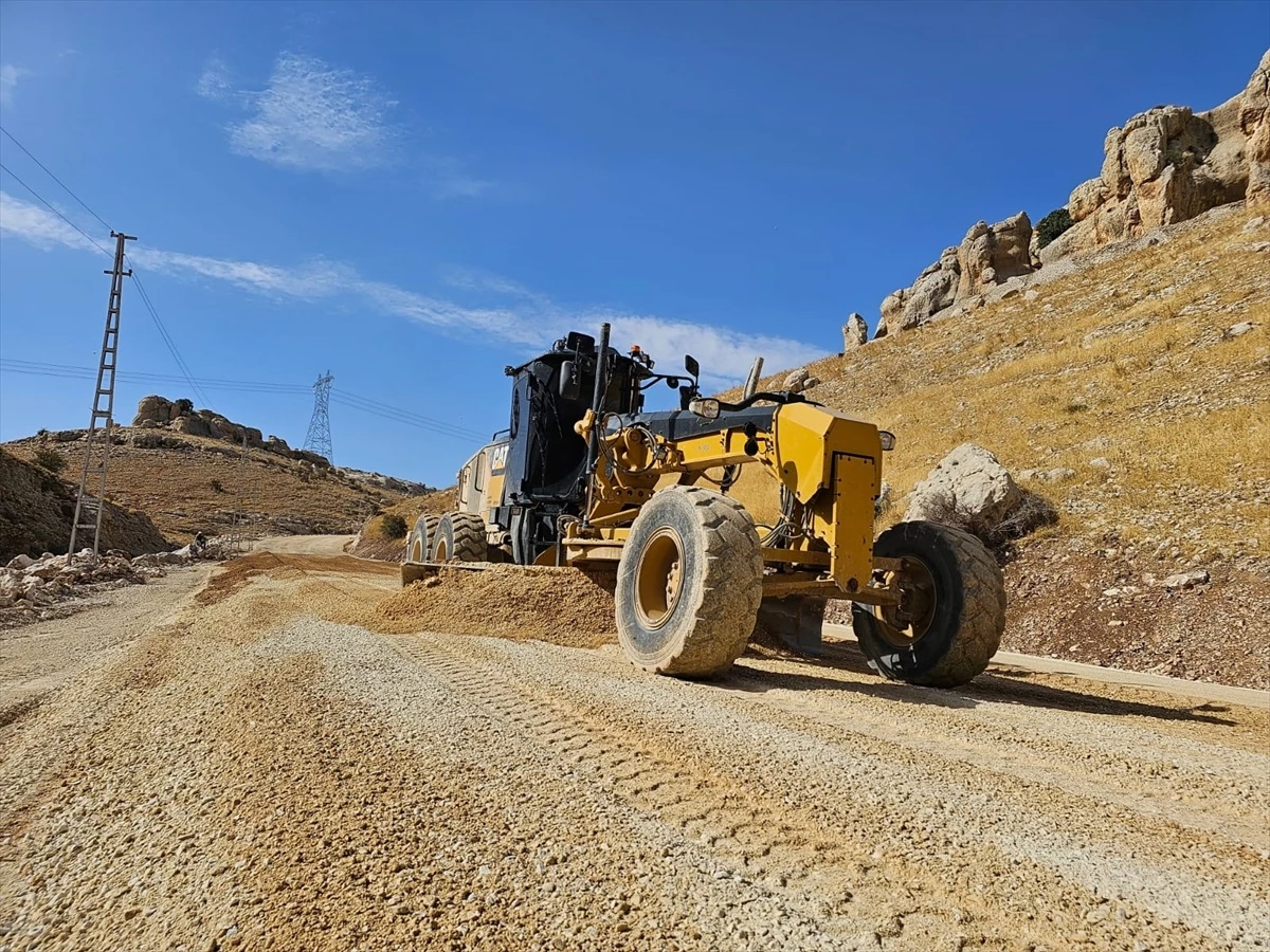 Mardin\'de Türkmen Vadisi Alternatif Çevre Yolu\'nda İlk Asfalt Döküldü