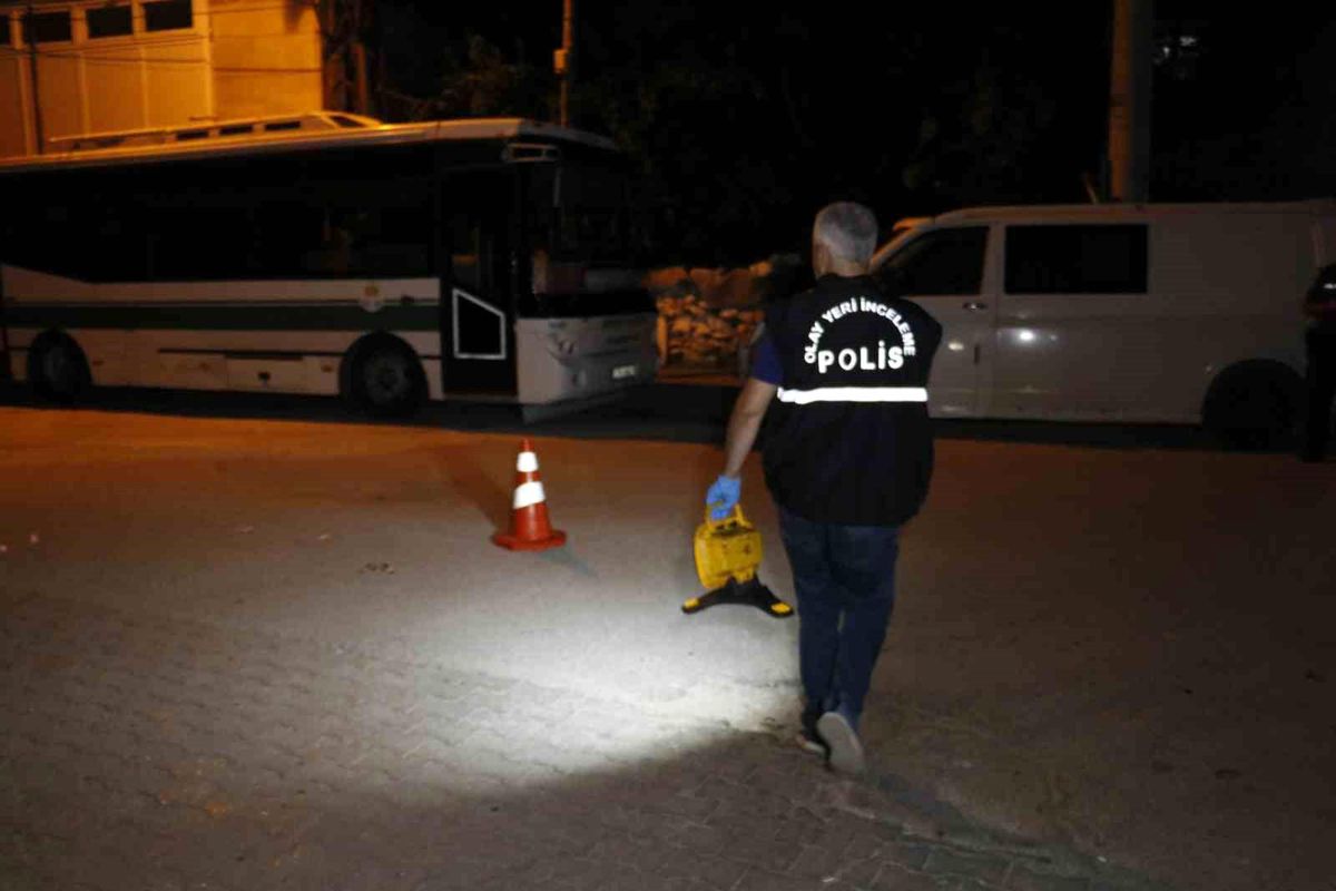 Adana\'da Otomobilden Ateş Açıldı: Bir Kişi Yaralandı