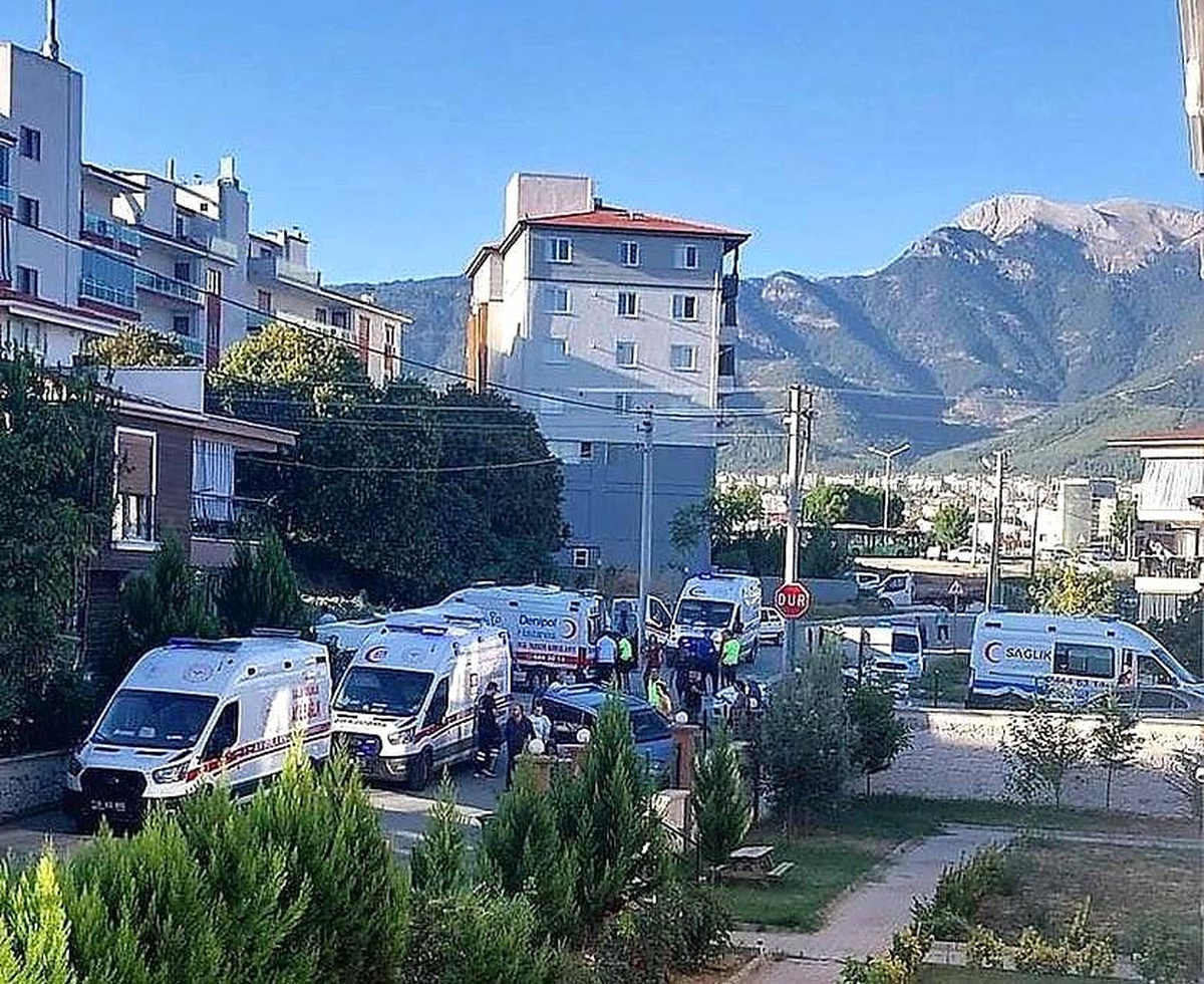 Denizli\'de Okul Servisi Kazası: 12 Öğrenci Yaralandı