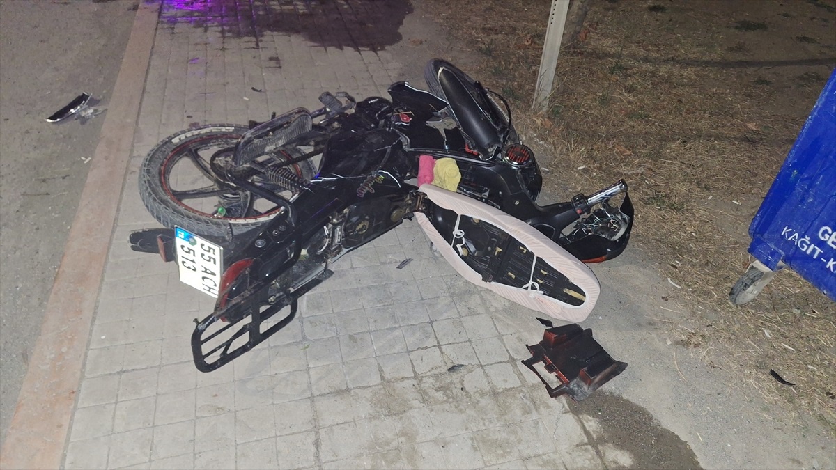 Samsun\'da Otomobil ve Motosiklet Çarpışması: 2 Yaralı