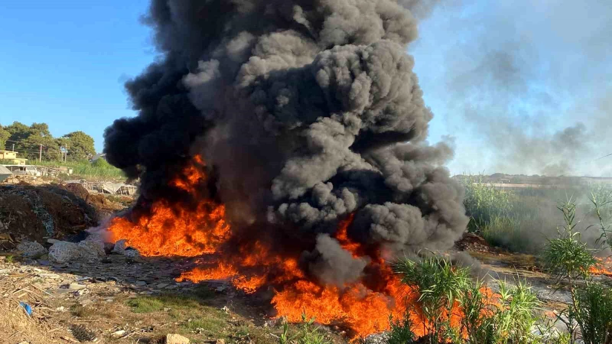 Antalya Aksu\'da Sanayi Atıklarının Tutuşmasıyla Başlayan Yangın Söndürüldü