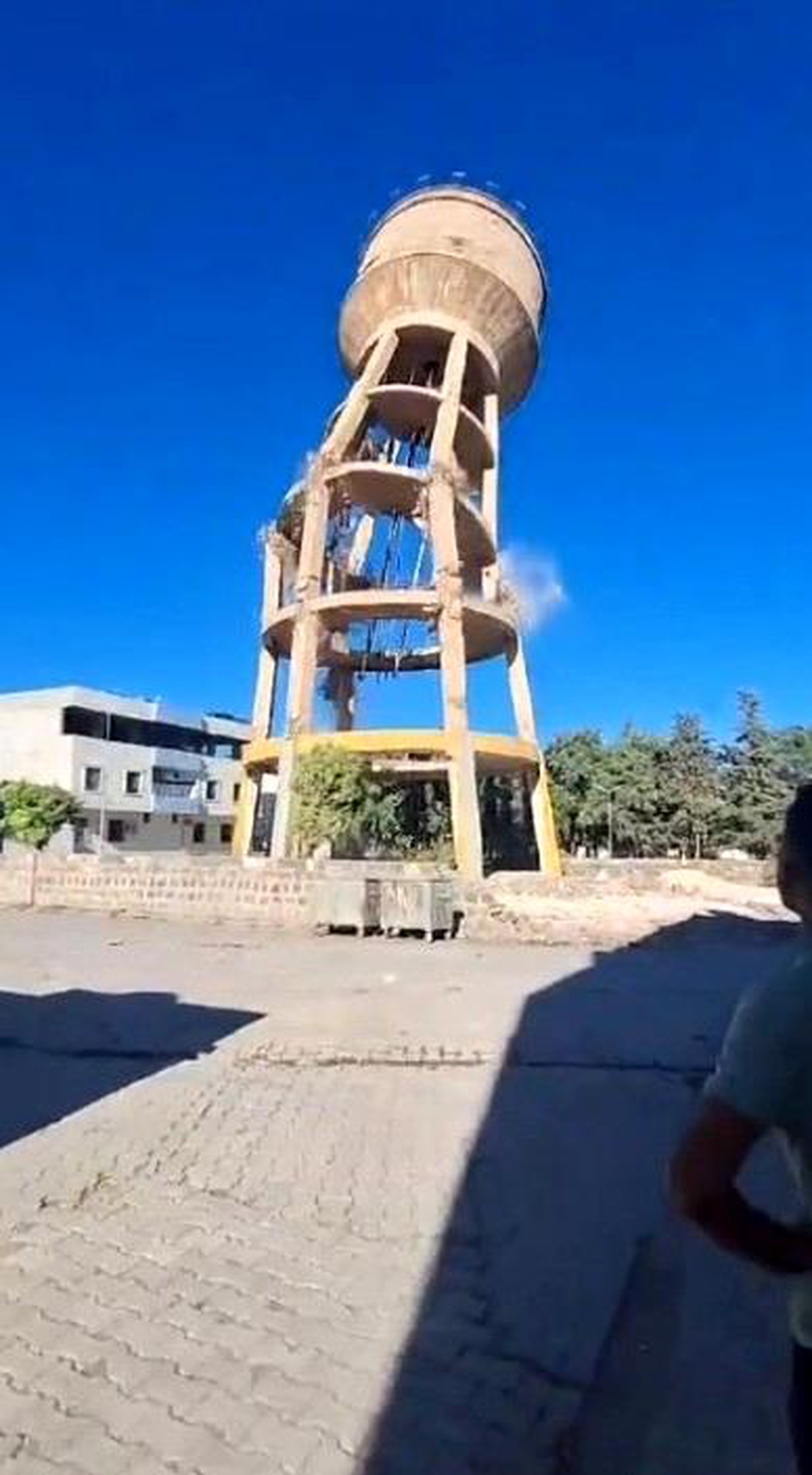 Şanlıurfa\'da depremde hasar gören su kulesi hızlı bir şekilde yıkıldı