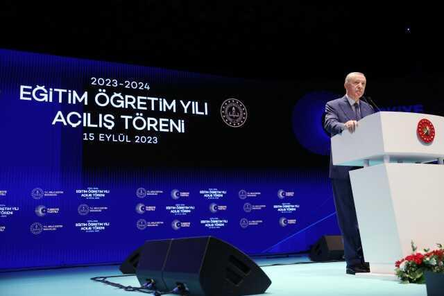 Son Dakika: Cumhurbaşkanı Erdoğan'dan ücretli öğretmen ve yüksek lisans öğrencilerine çifte müjde: Ek ders ücretleri ve burslar artıyor