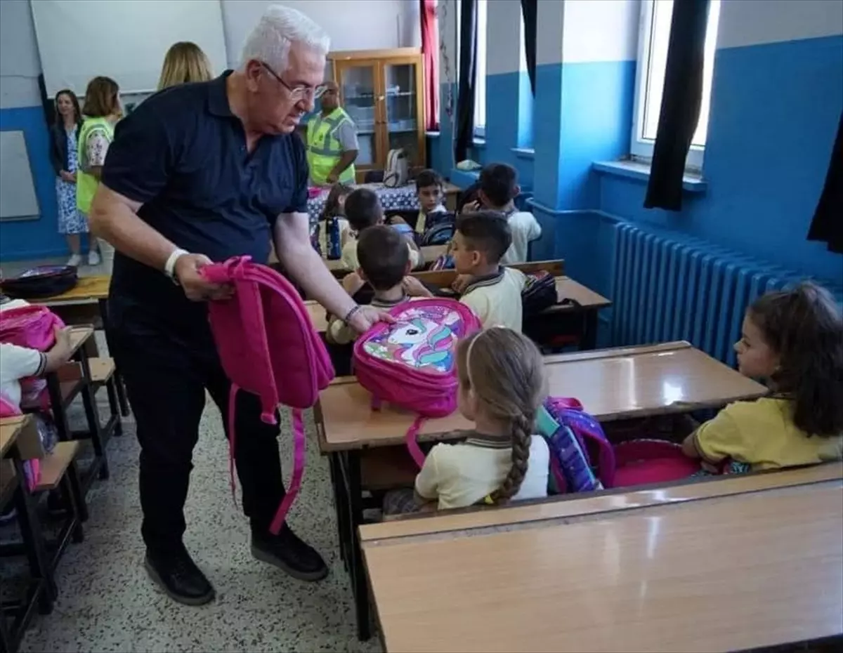 Ergene Belediyesi İlkokul Öğrencilerine Okul Çantası ve Kırtasiye Malzemesi Hediye Etti