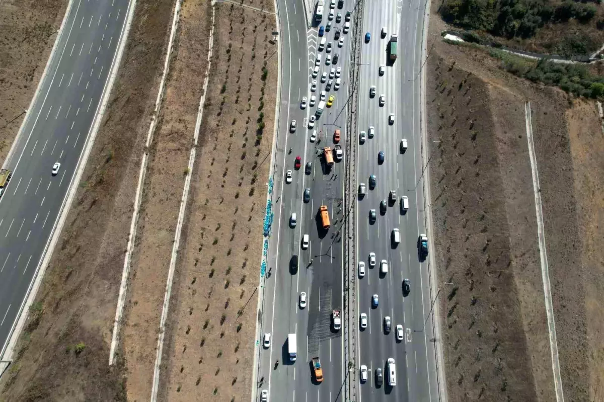 İstanbul TEM Otoyolu\'nda Kamyonun Çarpmasıyla Kaza Meydana Geldi