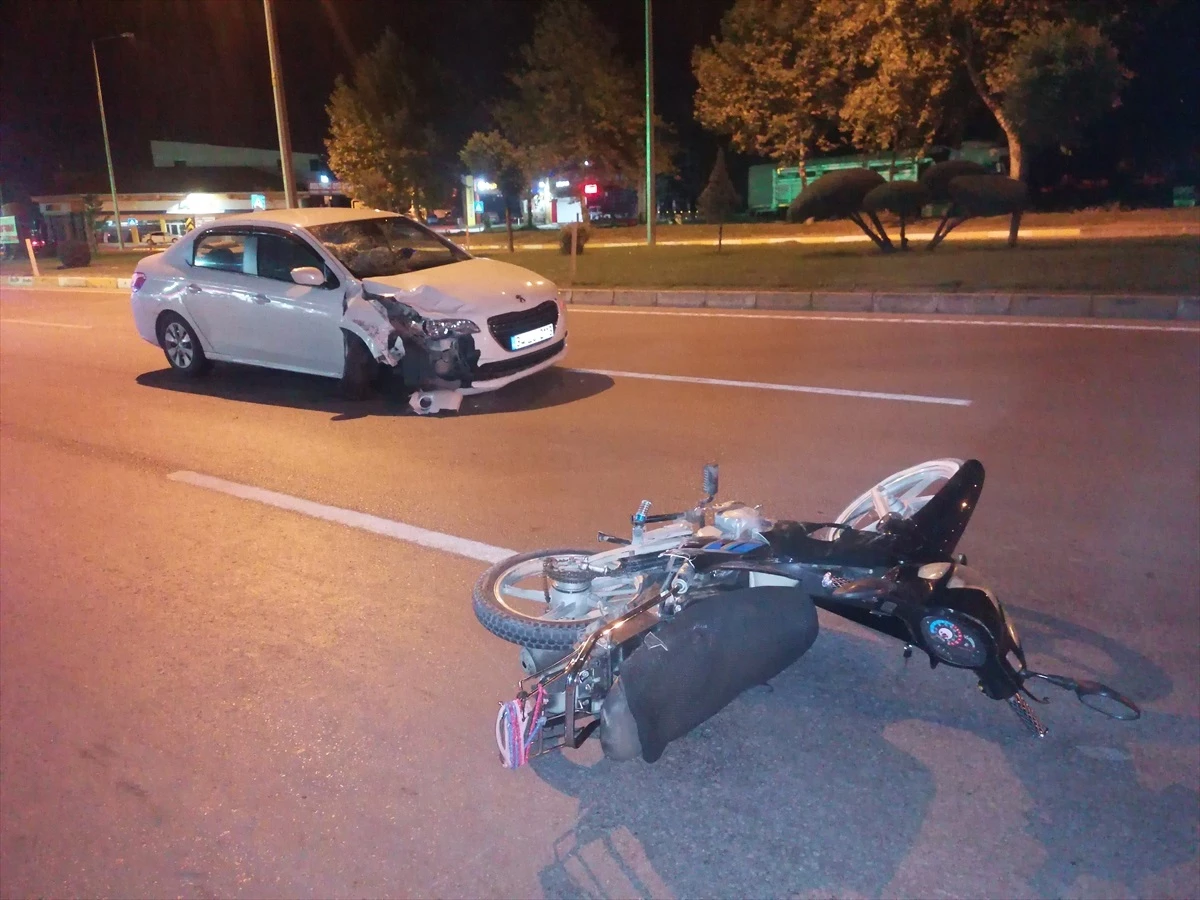 Tokat\'ın Erbaa ilçesinde otomobilin çarptığı motosiklet sürücüsü ağır yaralandı