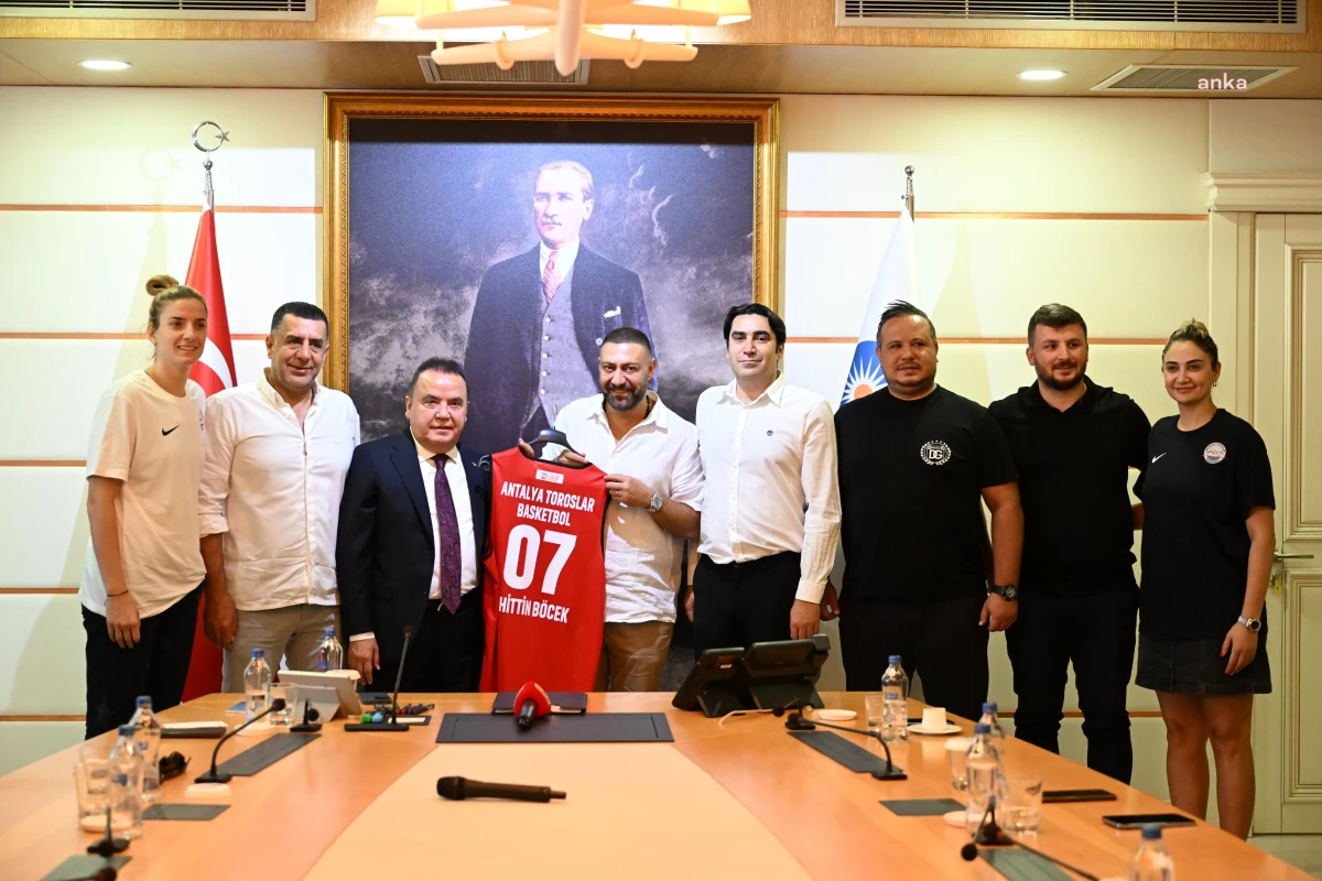 Antalya Toroslar Basketbol Kulübü Başkanı Muhittin Böcek\'i ziyaret etti