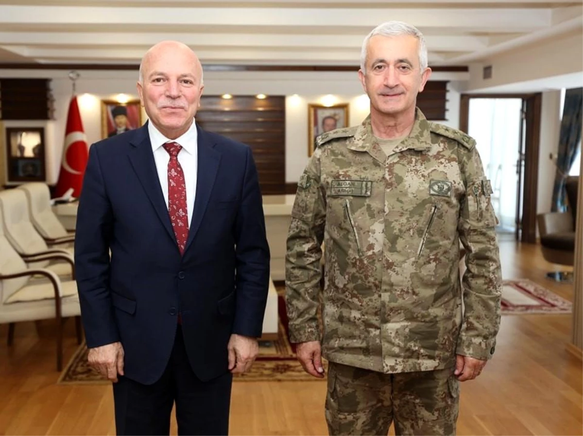 Erzurum 9. Kolordu ve Garnizon Komutanı Erzurum Büyükşehir Belediye Başkanı\'nı ziyaret etti