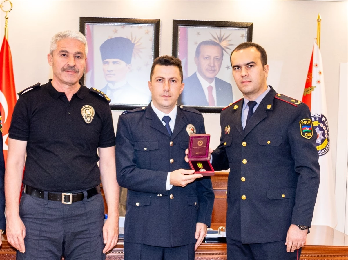 Azerbaycan bayrağını öpen polis memuruna madalya
